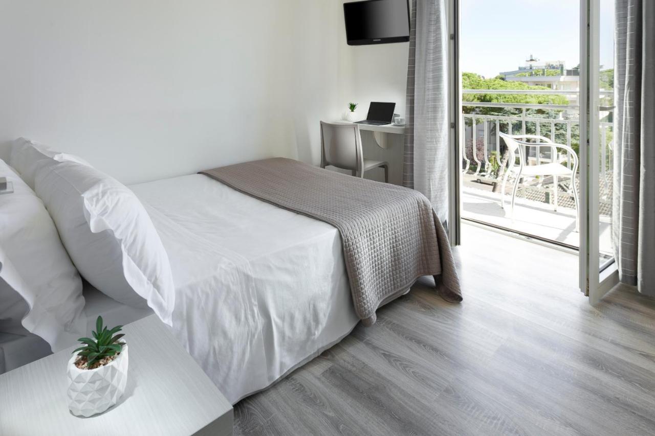 Hotel Zanarini In Centro A ริชโชเน ภายนอก รูปภาพ