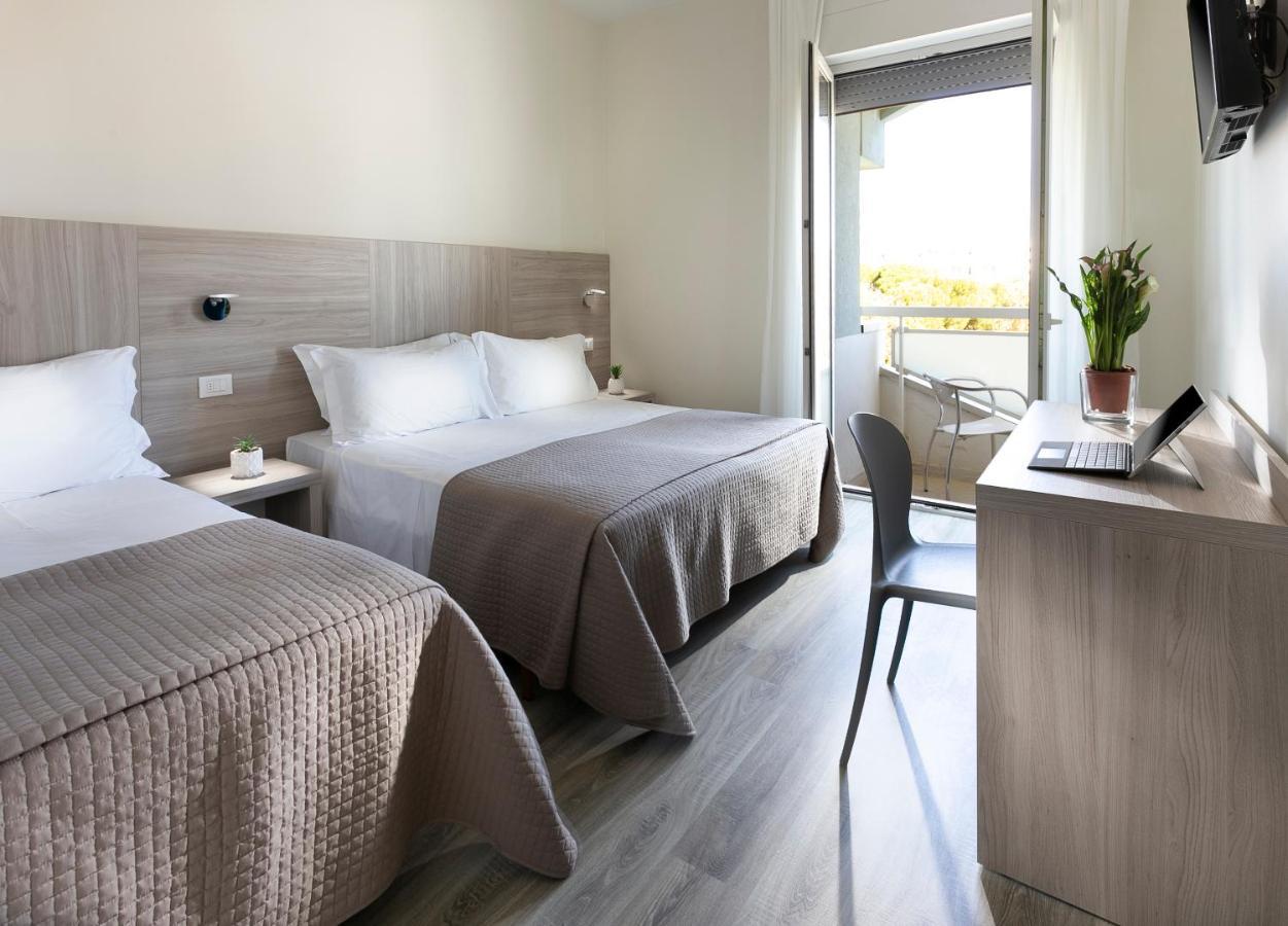 Hotel Zanarini In Centro A ริชโชเน ภายนอก รูปภาพ
