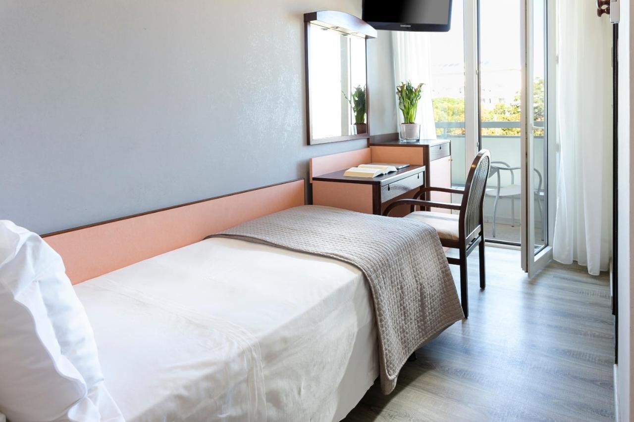 Hotel Zanarini In Centro A ริชโชเน ภายนอก รูปภาพ