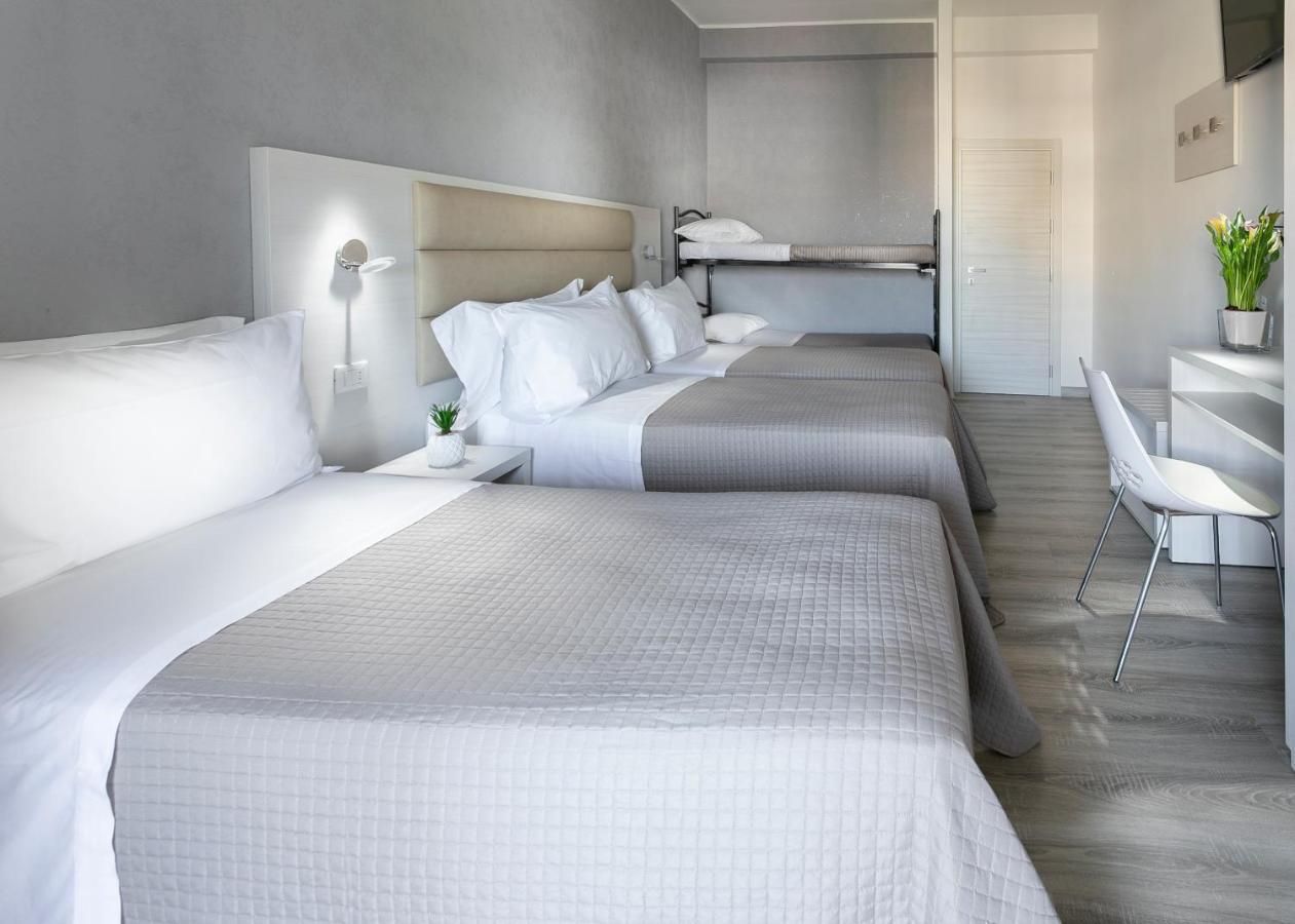 Hotel Zanarini In Centro A ริชโชเน ภายนอก รูปภาพ