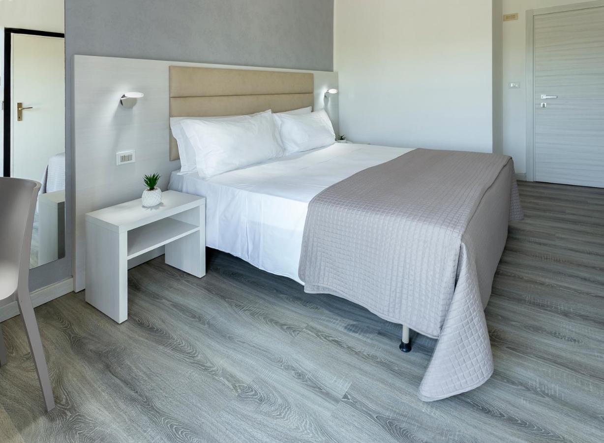 Hotel Zanarini In Centro A ริชโชเน ภายนอก รูปภาพ