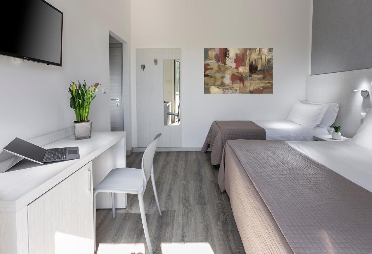 Hotel Zanarini In Centro A ริชโชเน ภายนอก รูปภาพ