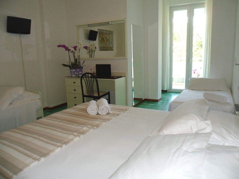 Hotel Zanarini In Centro A ริชโชเน ภายนอก รูปภาพ