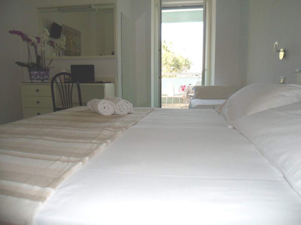 Hotel Zanarini In Centro A ริชโชเน ภายนอก รูปภาพ