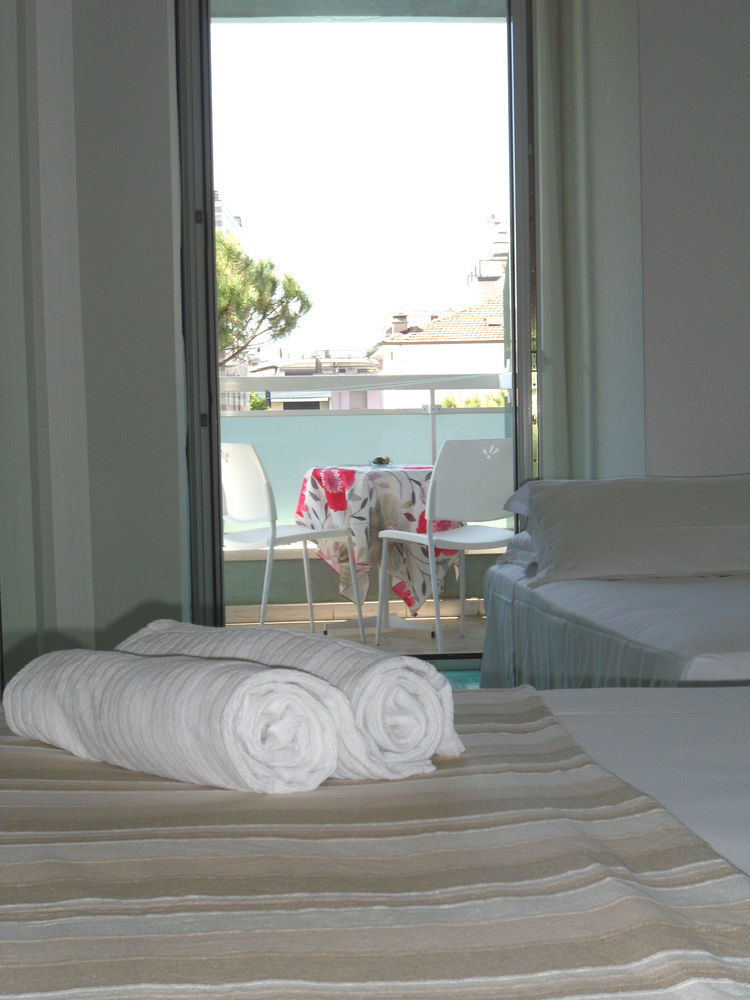Hotel Zanarini In Centro A ริชโชเน ภายนอก รูปภาพ