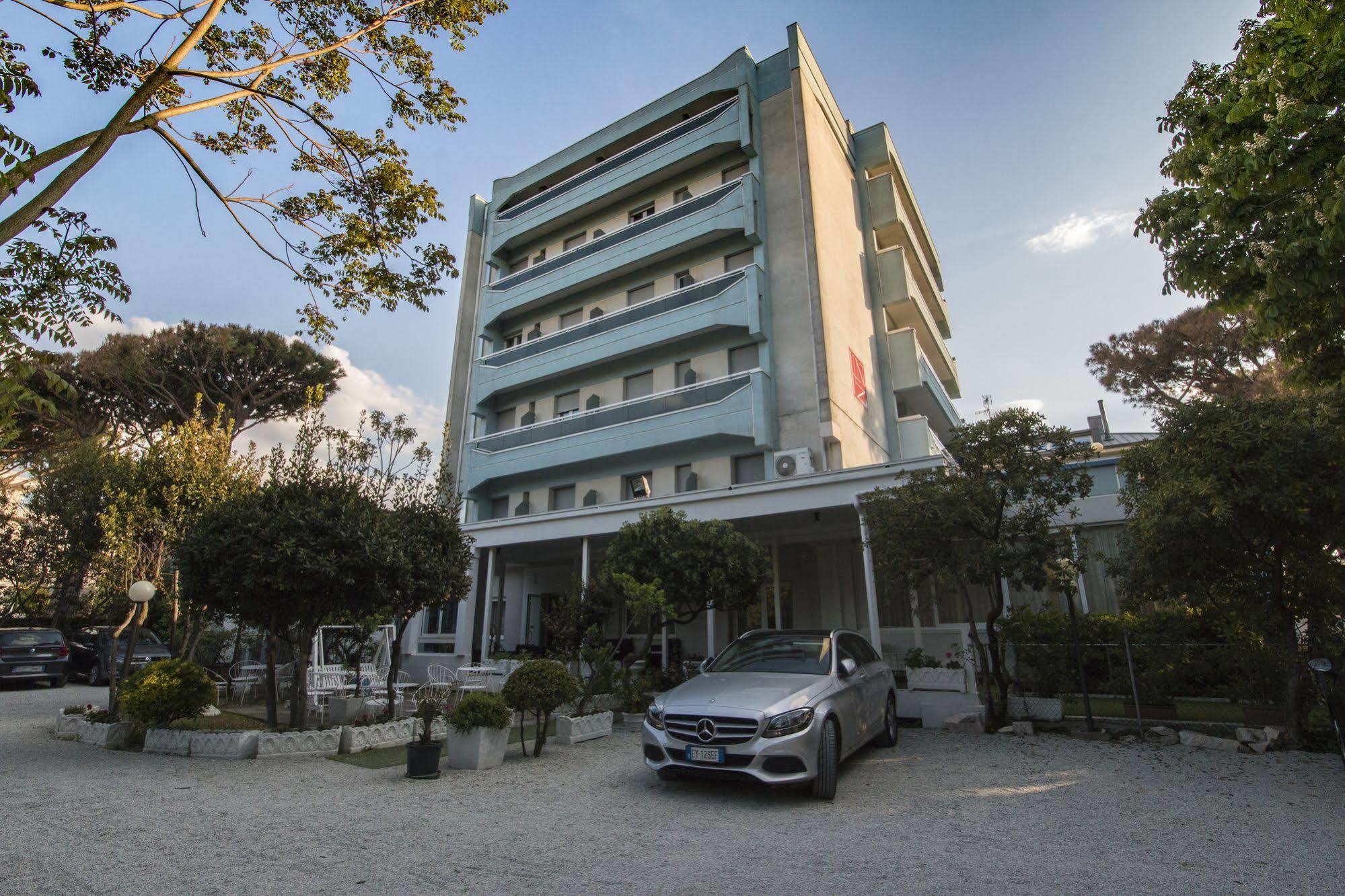 Hotel Zanarini In Centro A ริชโชเน ภายนอก รูปภาพ