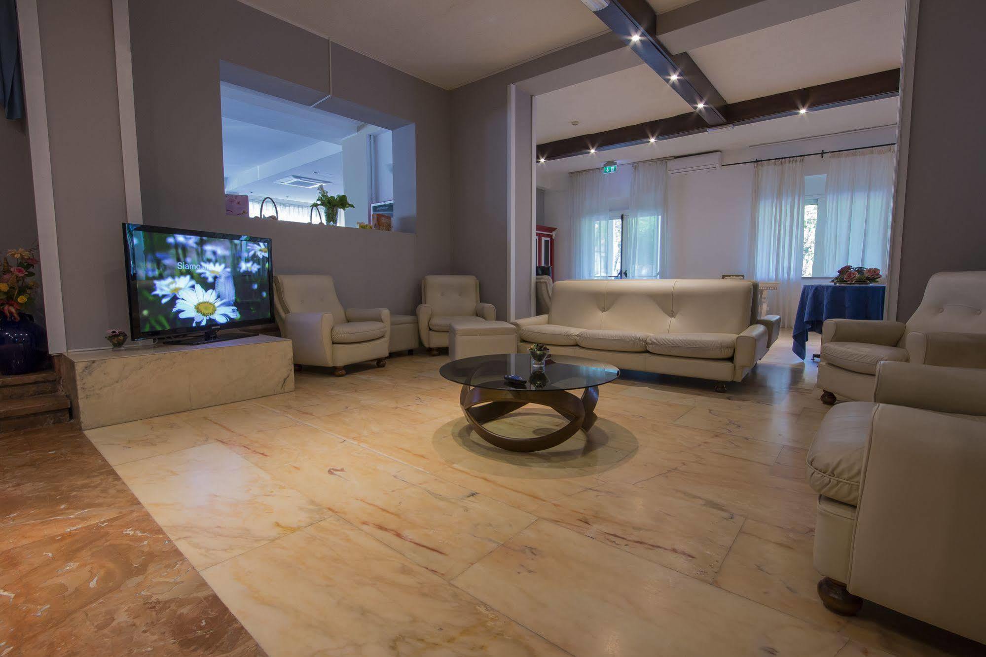 Hotel Zanarini In Centro A ริชโชเน ภายนอก รูปภาพ