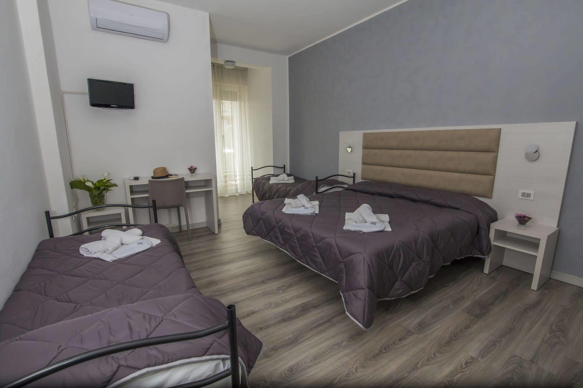 Hotel Zanarini In Centro A ริชโชเน ภายนอก รูปภาพ