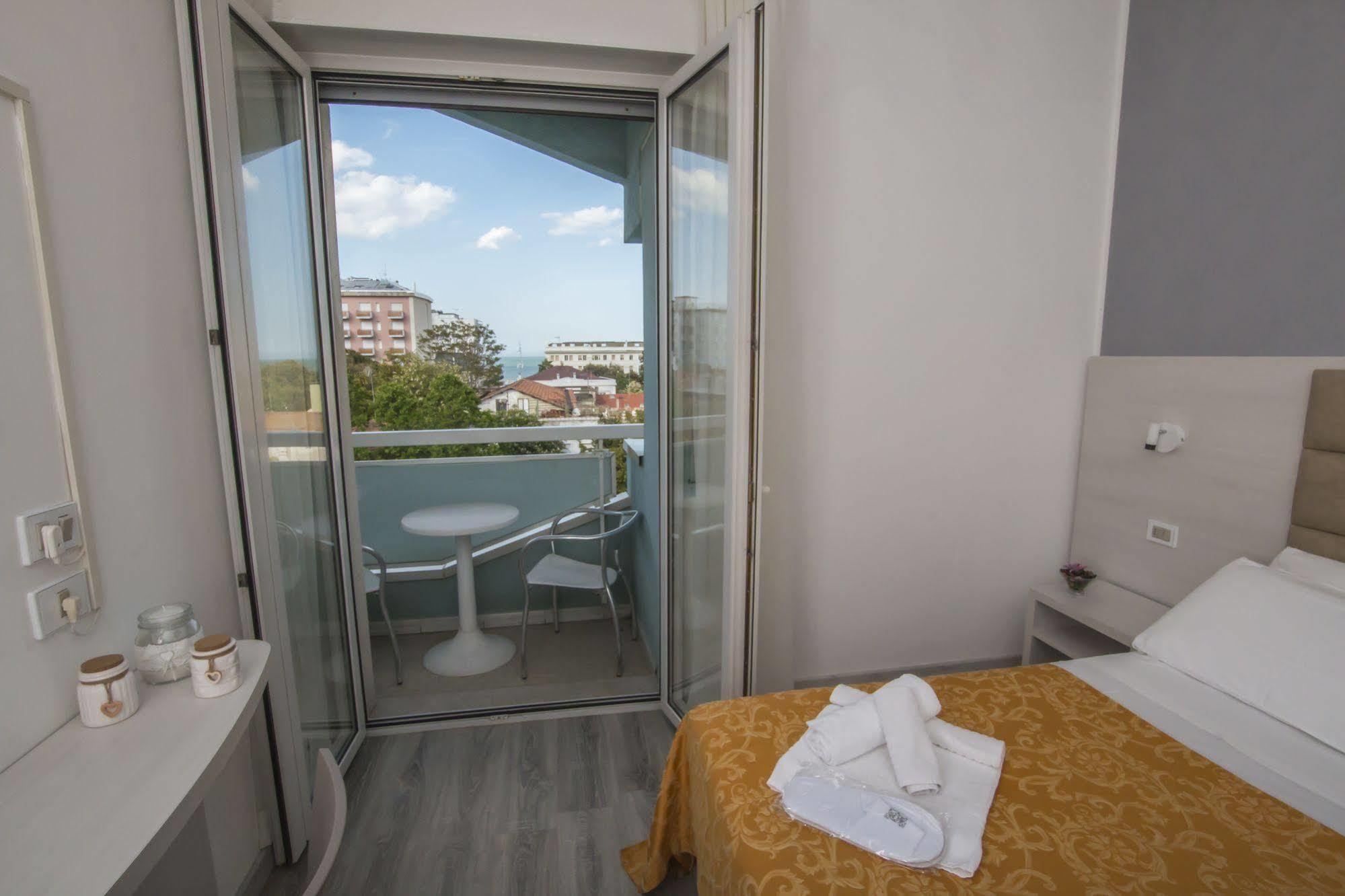 Hotel Zanarini In Centro A ริชโชเน ภายนอก รูปภาพ
