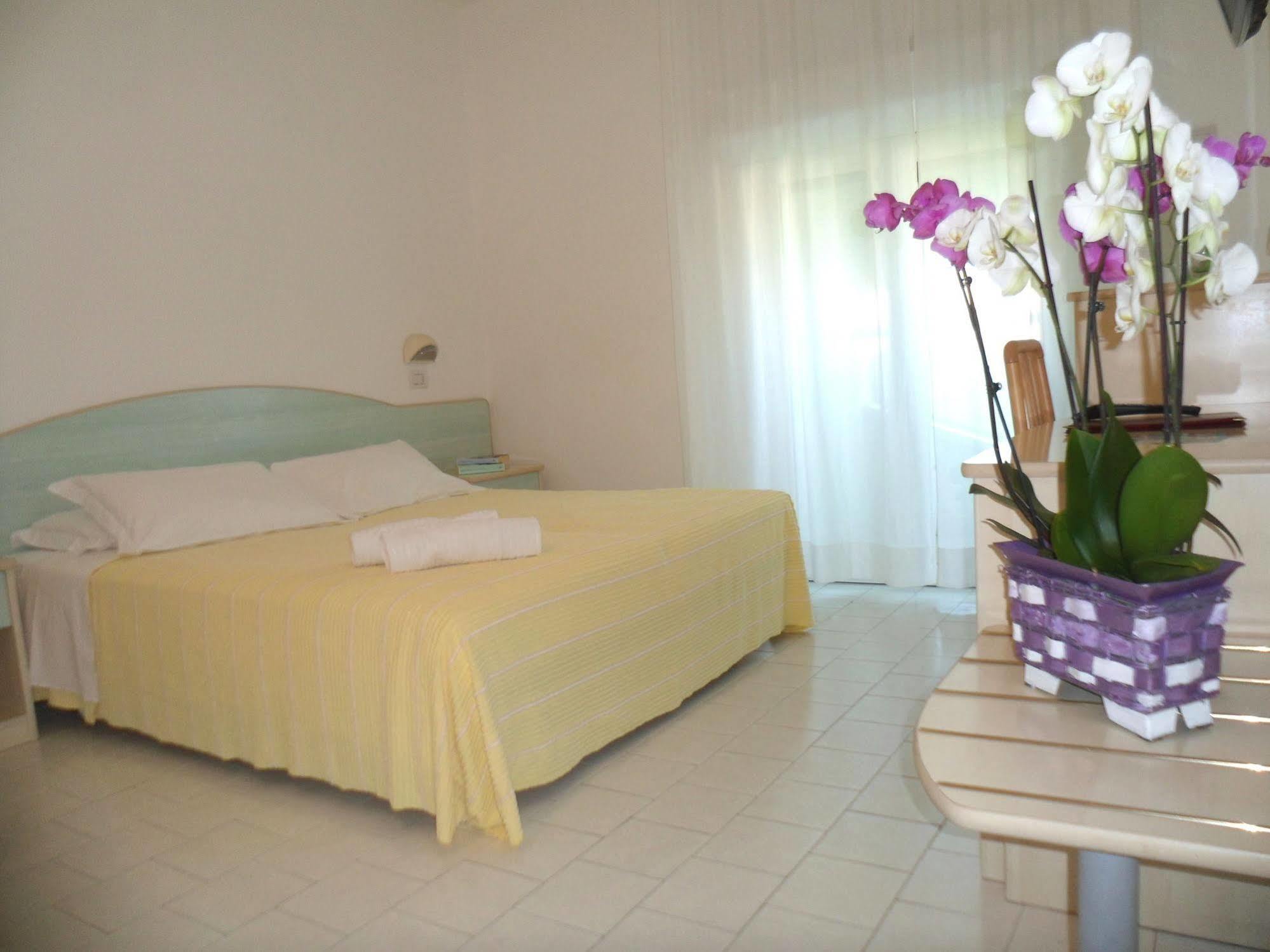 Hotel Zanarini In Centro A ริชโชเน ภายนอก รูปภาพ