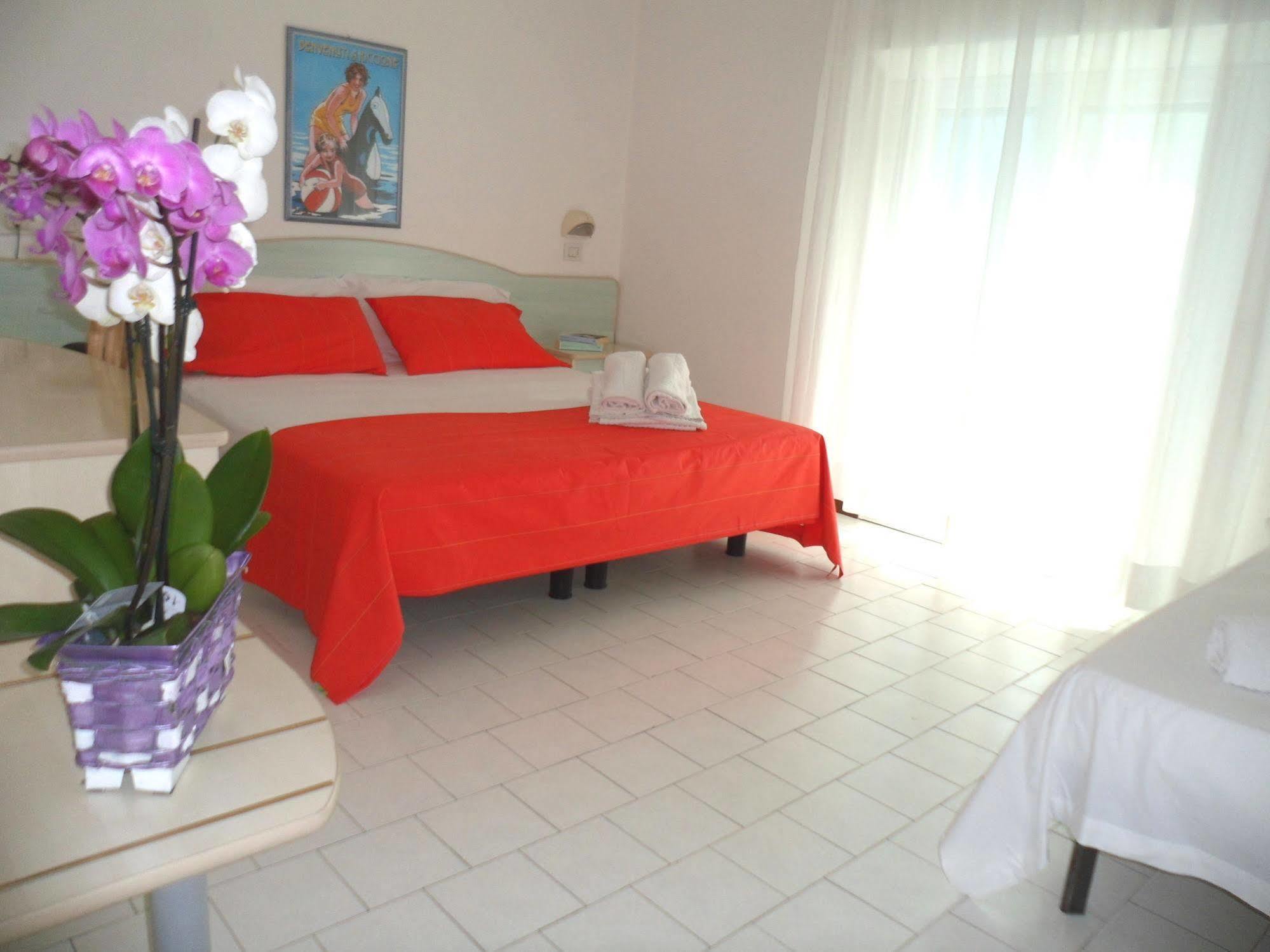 Hotel Zanarini In Centro A ริชโชเน ภายนอก รูปภาพ