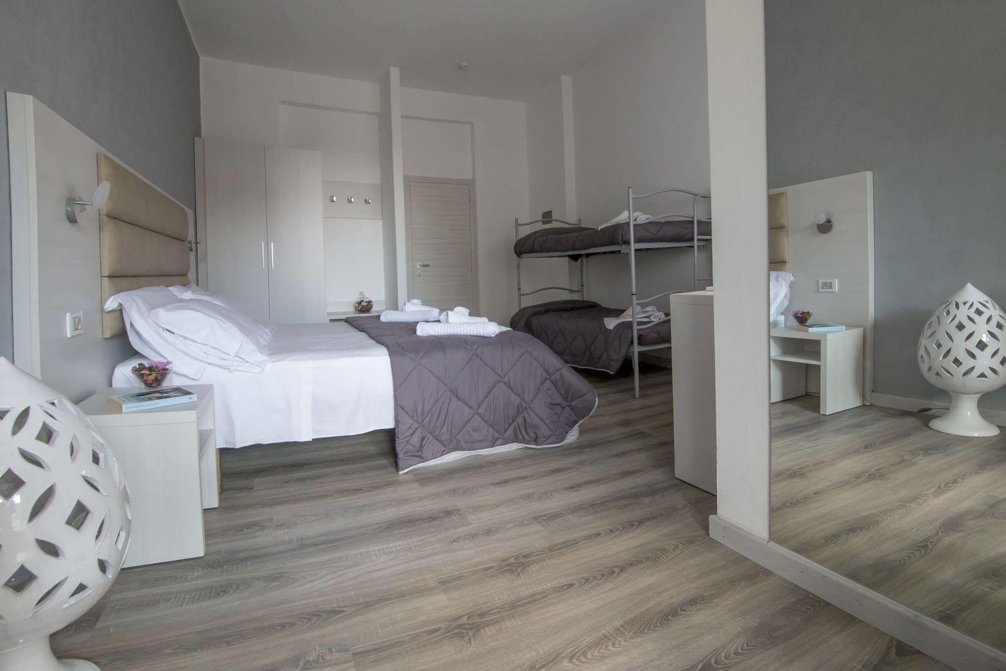 Hotel Zanarini In Centro A ริชโชเน ภายนอก รูปภาพ