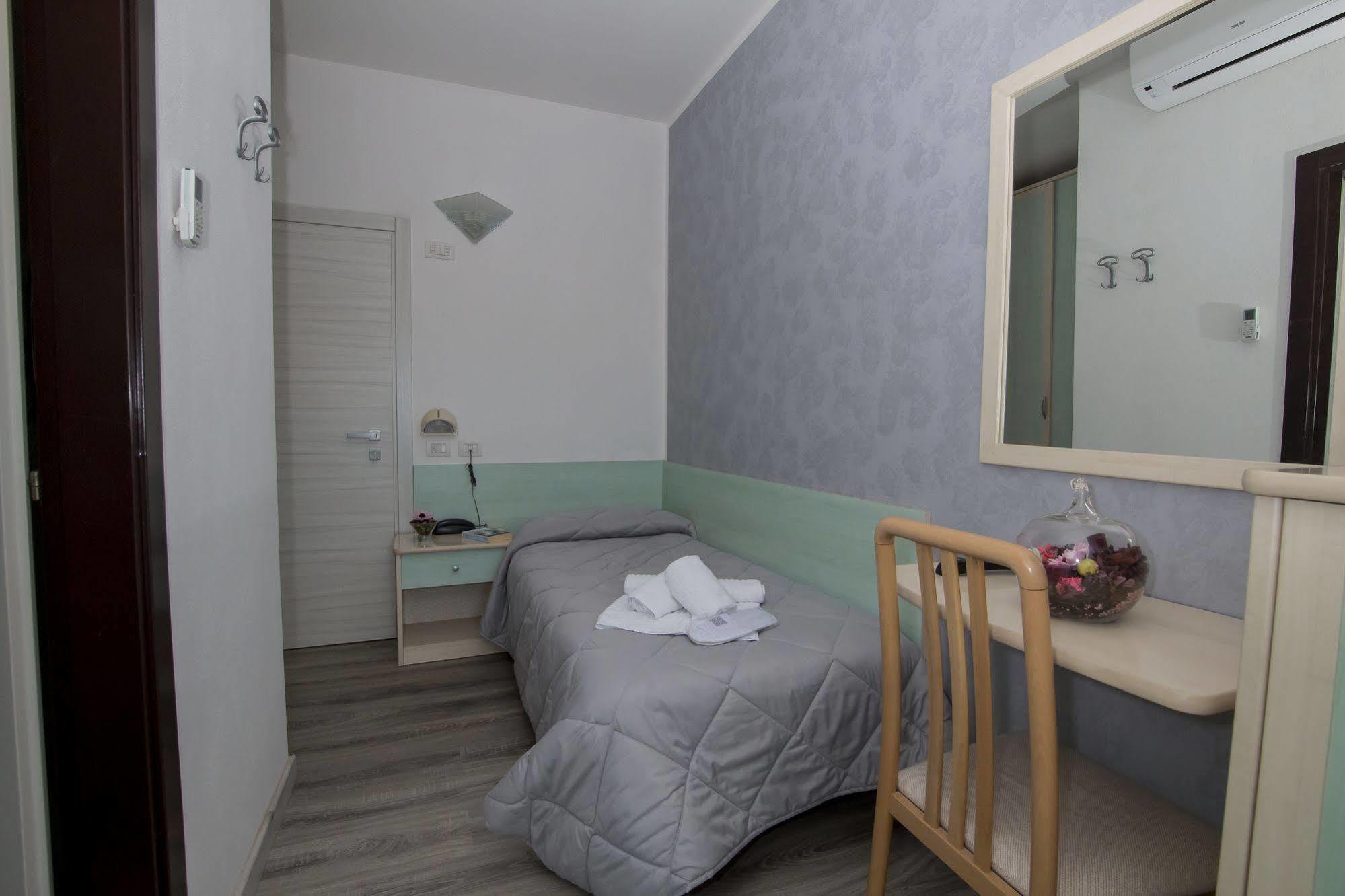 Hotel Zanarini In Centro A ริชโชเน ภายนอก รูปภาพ