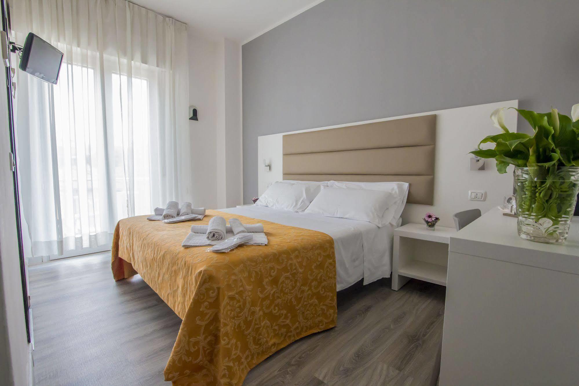 Hotel Zanarini In Centro A ริชโชเน ภายนอก รูปภาพ