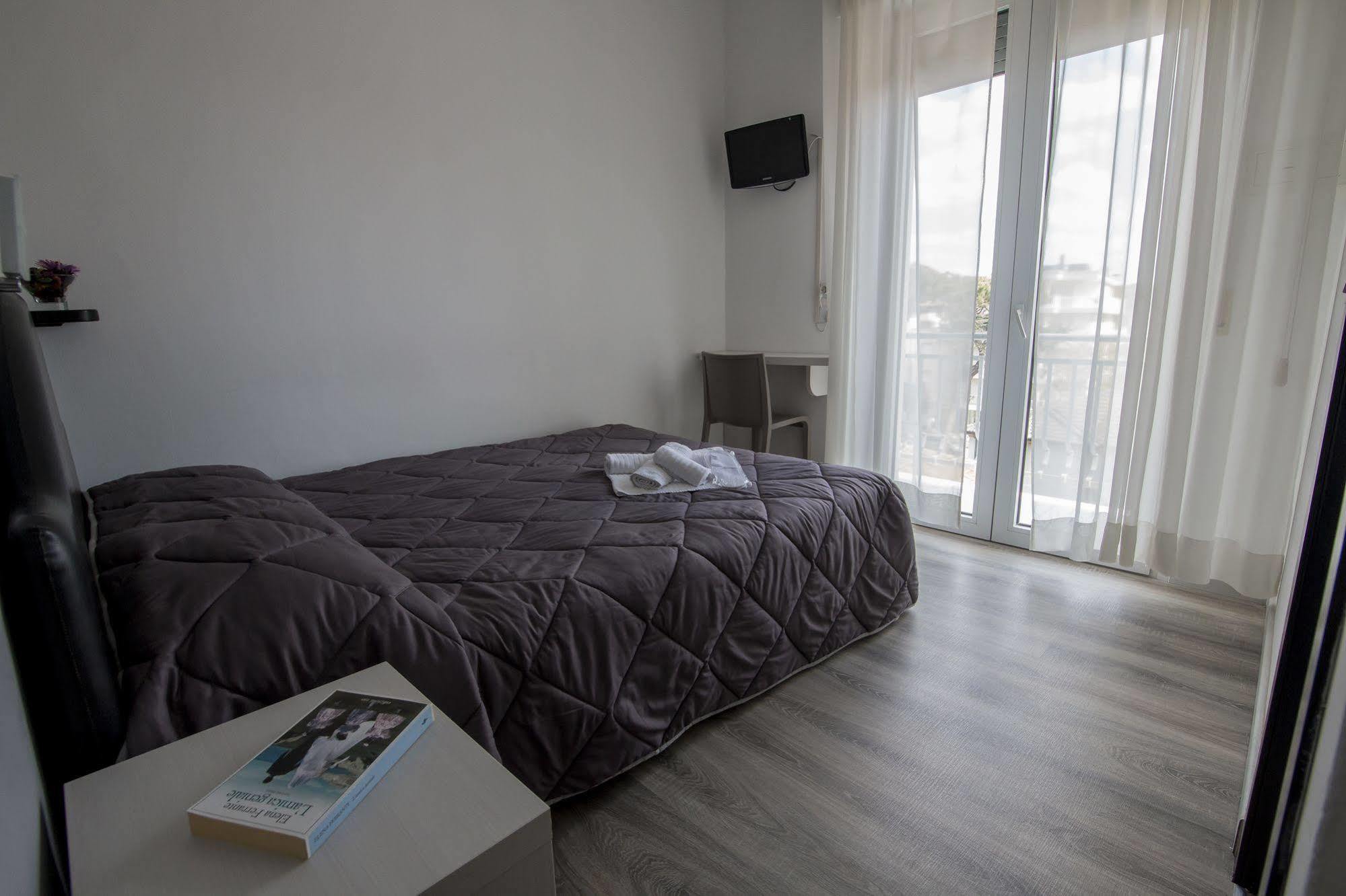 Hotel Zanarini In Centro A ริชโชเน ภายนอก รูปภาพ