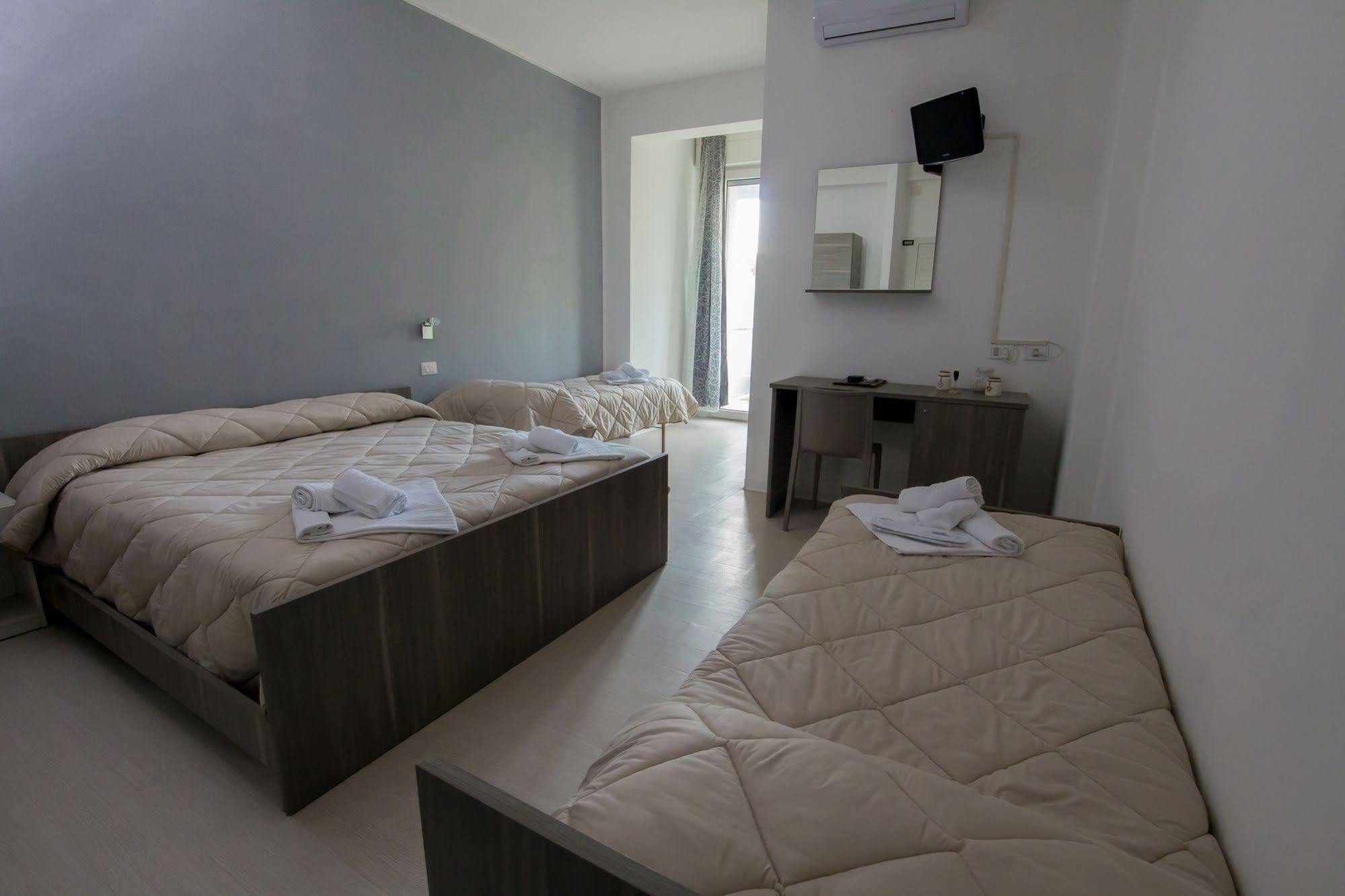 Hotel Zanarini In Centro A ริชโชเน ภายนอก รูปภาพ